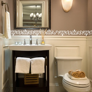 Détail de bordure murale adhésive fleurie blanche pour déco de salle de bain