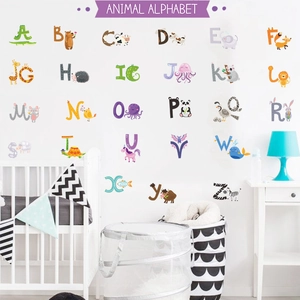Dettaglio di 26 adesivi murali alfabeto animali con lettere A-Z su una parete bianca