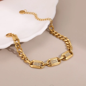 Eleganter Armband aus Gold-Titanstahl mit funkelnden diamantbesetzten Rechteckanhängern