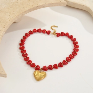 Collier élégant en perles de cœur rouges avec un grand pendentif cœur doré texturé