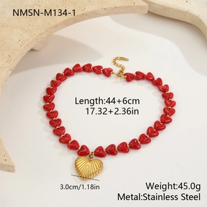 Vue détaillée du collier à perles rouges avec pendentif en acier inoxydable doré et taille