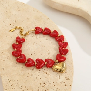 Bracelet élégant à perles de cœur rouges avec pendentif cœur doré pour la Saint-Valentin