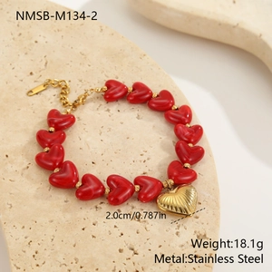 Vue détaillée d'un bracelet de perles coeur rouges avec un pendentif coeur en acier inoxydable