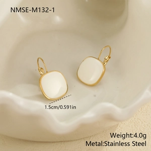 Detaillierte Nahaufnahme goldener Edelstahl Ohrstecker quadratisch mit weißer Emaille