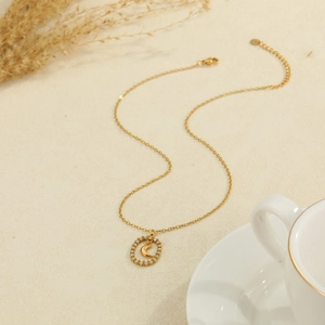 Collar retro dorado con colgante de luna hueca y circonitas blancas estilo francés