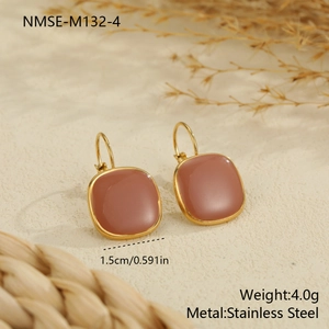 Detailaufnahme der quadratischen Vintage-Harzohrringe mit goldenem Edelstahlrahmen