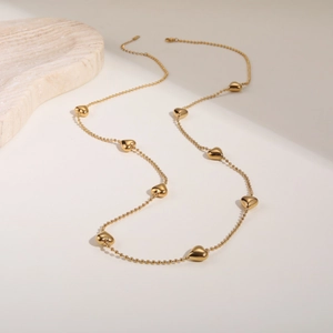 Elegante collana a sfera in acciaio inossidabile placcato oro con otto ciondoli a cuore 3D