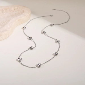 Collana minimalista con ciondoli a cuore in argento e catena a sfere per donna