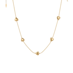 Collana in oro lucido con cinque eleganti ciondoli a cuore su una sottile catena a sfere