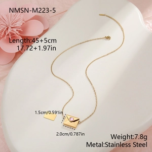 Detalle del collar sobre en acero dorado 18K con gema de corazón rosa y medidas de talla