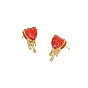 Détail de boucles d'oreilles cœur en zircon rouge avec design de lave dorée