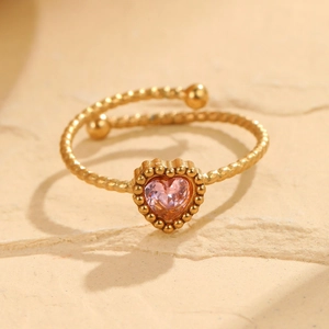 Anillo de oro de 18K con diseño de cuerda trenzada y piedra de corazón rosa