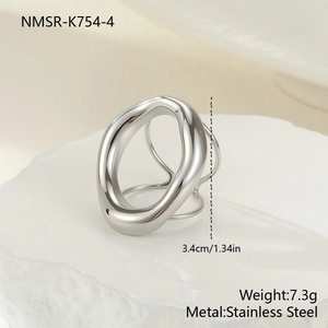Makro-Detail des unregelmäßigen geriffelten Silberrings aus Edelstahl auf Stein