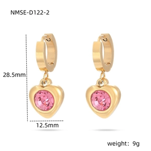 Detalle de pendientes de corazón en oro de 18K con cristal rosa y dimensiones