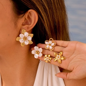 Élégantes Boucles d'oreilles Clous Fleurs en Acier Inoxydable Plaquées Or avec Künstliche Perles pour Femmes Mariage