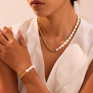 Modieuze Roestvrijstalen 18k Vergulde Zoetwaterparel Splicing Ketting En Armband Dames Elegante Barok Zoetwaterparel Gedraaide Ketting Sieraden