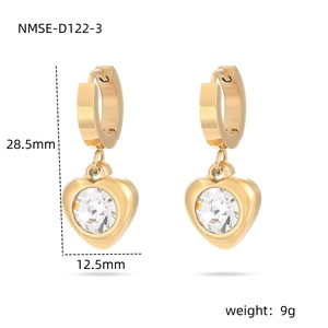 Pendientes de corazón en oro de 18K con circonita y detalles de dimensiones