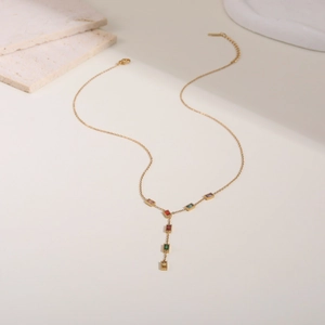 Elegante collar en Y de acero inoxidable dorado con circonitas rectangulares multicolores