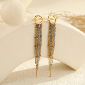 Vue détaillée de boucles d'oreilles à longs pompons avec chaînes dorées et argentées