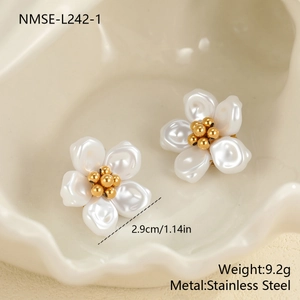 Gros plan sur les boucles d'oreilles fleur en acier et perles avec dimensions 2,9cm