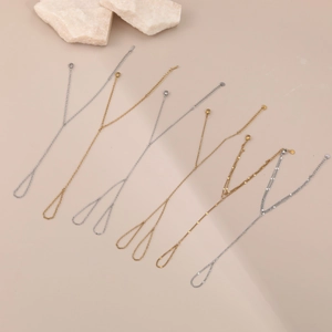 Set bracciale ad anello in acciaio inossidabile oro e argento su sfondo in pietra