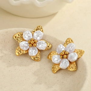 Élégantes boucles d'oreilles fleur dorées avec pétales en perles et métal martelé