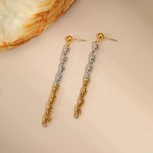 Détail de boucles d'oreilles à franges avec design de chaîne bicolore or et argent