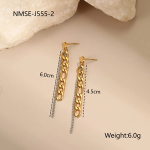 Vue détaillée des boucles d'oreilles bicolores asymétriques avec dimensions et poids