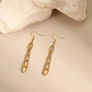 Détail des boucles d'oreilles bicolores dorées et argentées sur pierres naturelles blanches