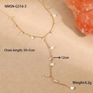 Detalle del collar en Y de acero inoxidable dorado con circones y medidas de longitud