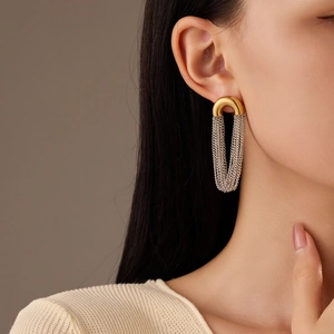 Boucles d'oreilles longues à pampilles bicolores portées par un mannequin