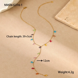 Detalle de colgantes de gotas coloridas en un collar largo en Y dorado con dimensiones