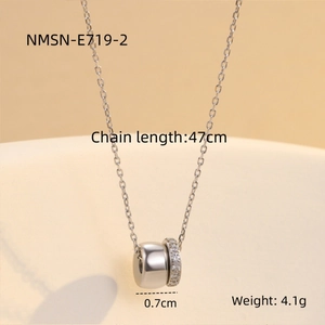 Détail macro du collier pendentif cœur argent avec dimensions 0,7 cm et chaîne de 47 cm
