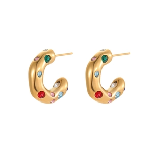 Pendientes de aro dorados en forma de C con circonitas de colores y estilo moderno