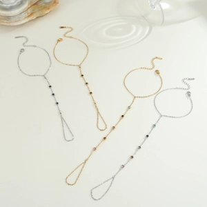 Elegantes Gold- und Silber-Fingerschmuck-Set mit bunten Edelsteinen auf weißem Grund