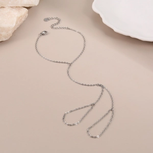 Dettaglio macro del bracciale da dito in acciaio inossidabile argento con chiusura