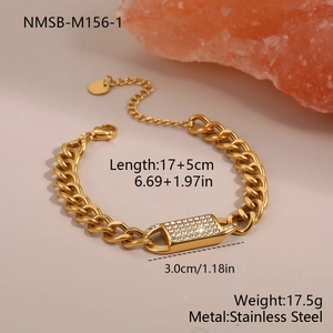 Nahaufnahme des goldenen Edelstahl-Panzerarmbands mit Kristall-Pavé-Verschlussglied