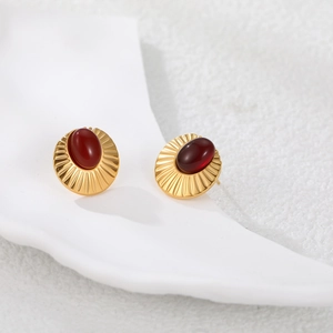 Pendientes vintage de acero inoxidable dorado con piedra natural roja ovalada y textura plisada