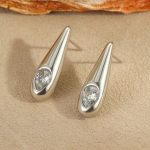 Dettaglio degli orecchini a goccia in argento con finitura lucida e zircone incastonato
