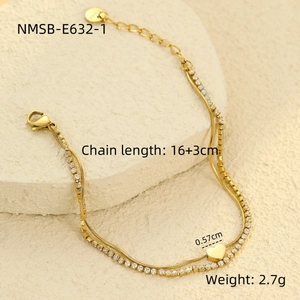 Detail eines zweischichtigen Gold-Titanstahl-Armbands mit Herzanhänger und Zirkonia-Inlay