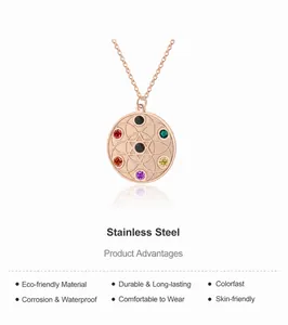 Détail du collier en acier inoxydable or rose avec étoile et pierres précieuses