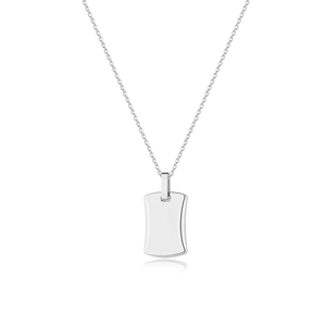 Minimalistische zilveren roestvrijstalen ketting met rechthoekige hanger op witte achtergrond