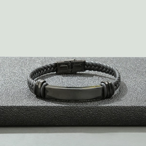 Bracciale intrecciato in pelle nera da uomo con barra in acciaio su base di pietra