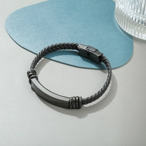 Bracciale intrecciato da uomo in pelle nera con placca in metallo spazzolato scuro