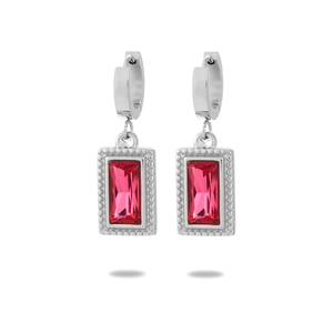Vue macro détaillée des boucles d'oreilles argentées avec zircon rouge et bordure perlée