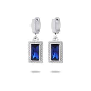 Gros plan de boucles d'oreilles huggie en acier argenté avec pendentif en pierre bleue