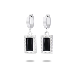 Détail de boucles d'oreilles carrées en zircon noir et acier avec bords perlés
