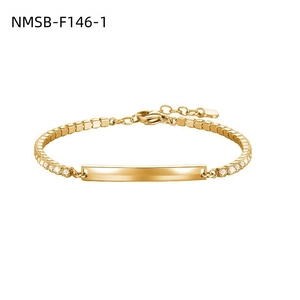 Pulsera de acero inoxidable dorado con eslabones cuadrados y dijes de circonita pavé