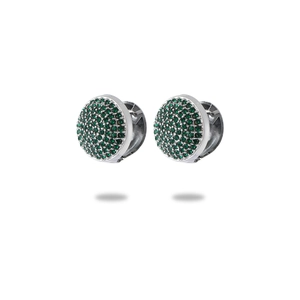 Détail macro de boucles d'oreilles en titane argenté avec cristaux verts pavés