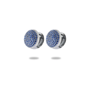 Détails macro de boucles d'oreilles en acier inoxydable avec zircons bleus pavés